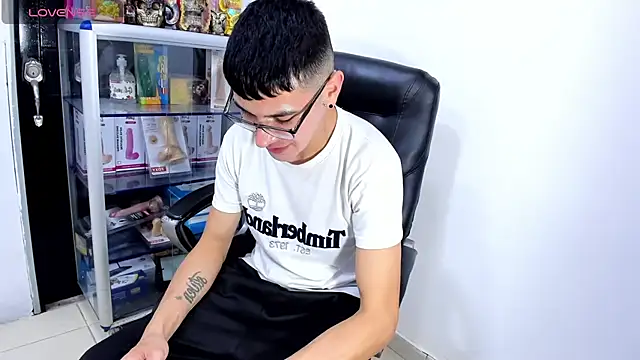 Alexx_bigcockk live cam on StripChat