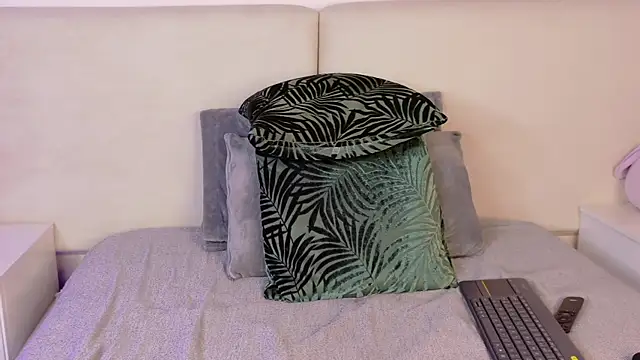 Nicolee_Saint webcam