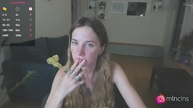 mel_collins live cam on StripChat