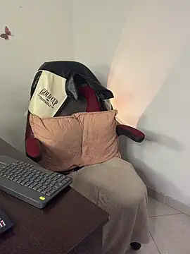 kaarol69 (F young) - Shhhhh.... I'm in the office! SQUIRT
