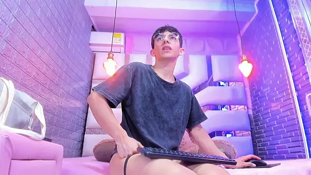 ElanGiraldo live cam on StripChat