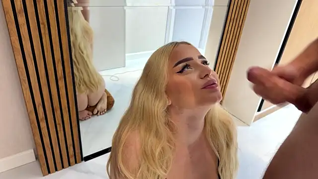 Blonde88888 webcam