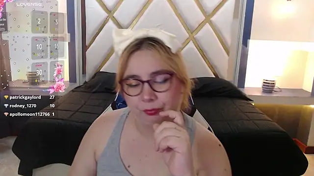chloe_prg webcam
