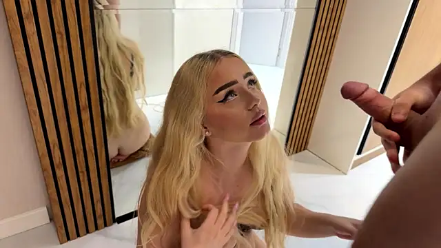 Blonde88888 live cam on StripChat