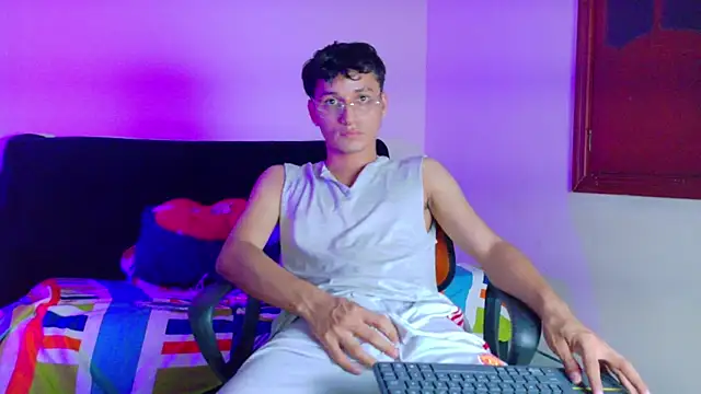 andrew_dann live cam on StripChat