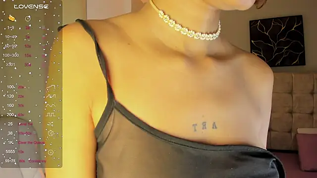 Naomy9_ live cam on StripChat