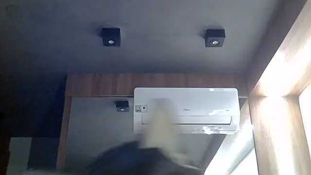 SkinnyKitten live cam on StripChat