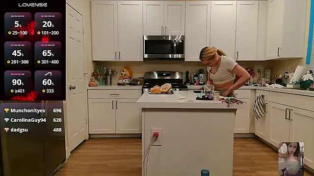 Blondiewithanass webcam
