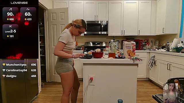 Blondiewithanass webcam