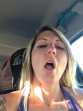 SheIsSomething webcam