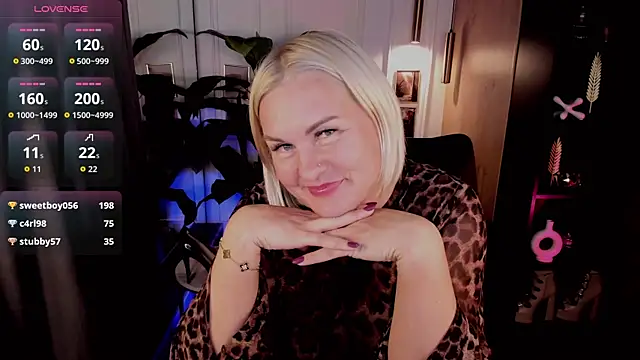 YolandaKiss live cam on StripChat