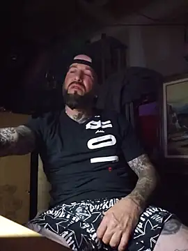 beardedtattood (Ask my age) - Hard and horny as fuck 😍🥵