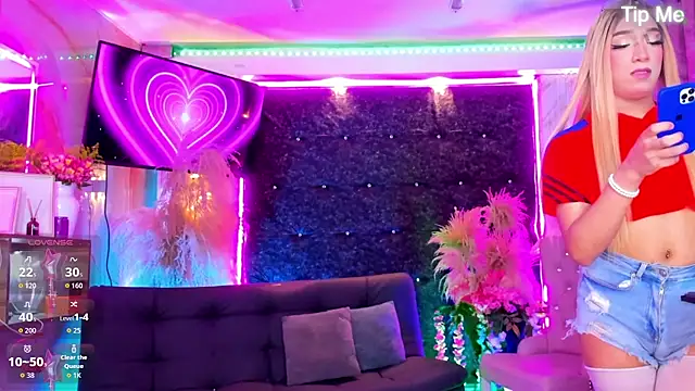 Queens_Wonders_Blonders webcam