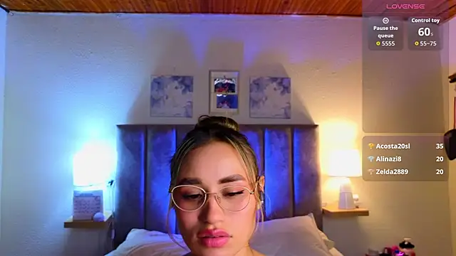 Victoria_Hils webcam