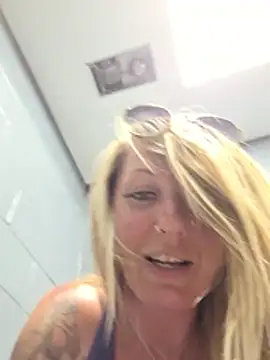 SheIsSomething webcam