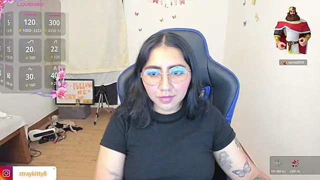 Live webcam thumbnail of LoveLyy- featuring #girls and #hd