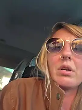 SheIsSomething webcam