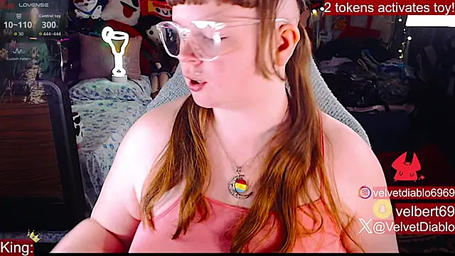 velvetdiablo (F young) - Tease pussy up close