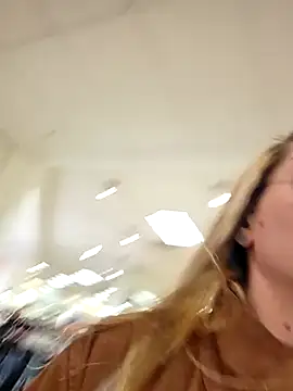 SheIsSomething webcam