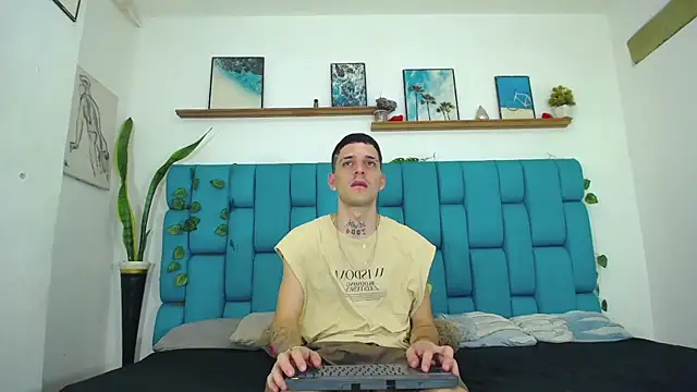 MaxHornyLatin webcam