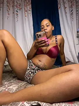 TheRealOshunQueen live cam on StripChat