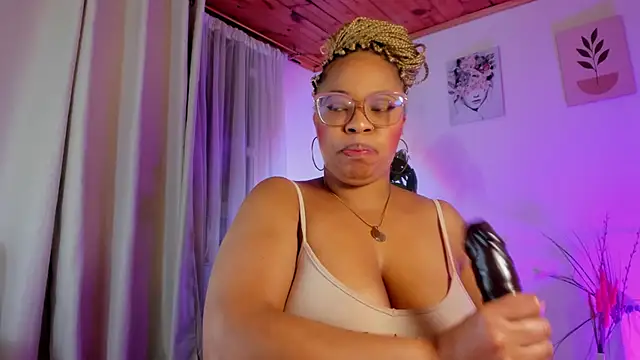 Imlauraa live cam on StripChat