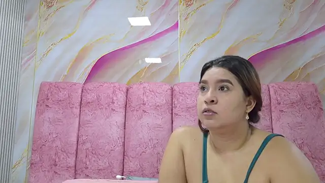 emmacurvy live cam on StripChat