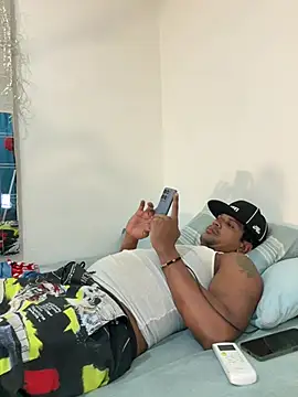 bigdick211292 live cam on StripChat