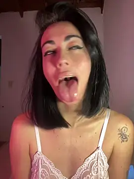 BrattyYanii live cam on StripChat
