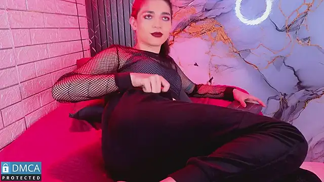 MaeveKuro webcam