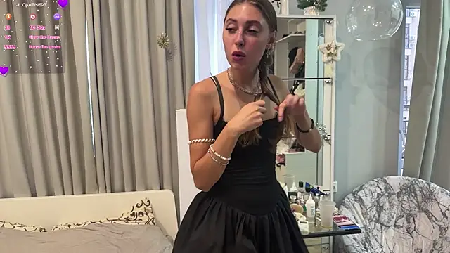 selena_favn webcam