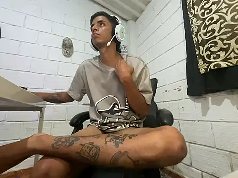 Max_TheHorseDick live sex cam