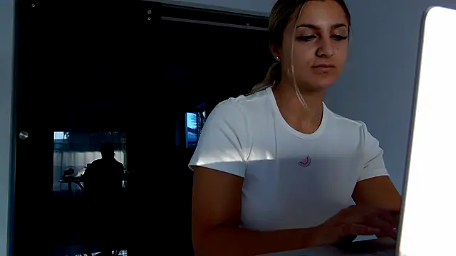 NicolePlay webcam