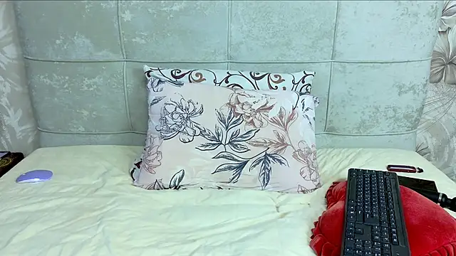 PrettyHairyBlonde webcam