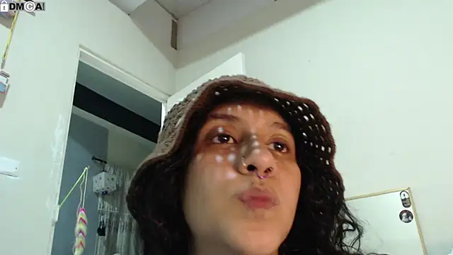AlinaWoolf_ webcam