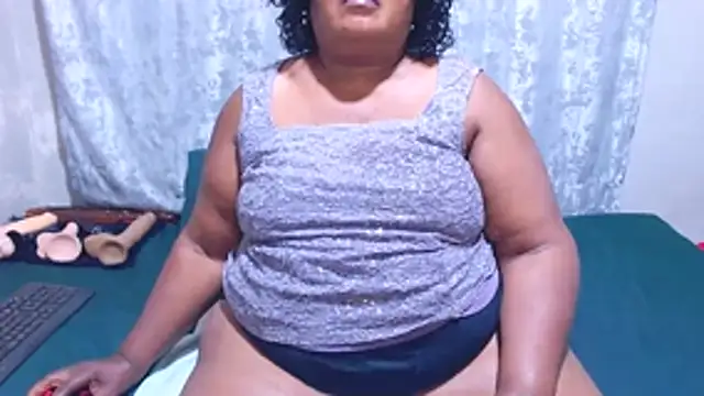 MatureBootyBabe4Uxx webcam