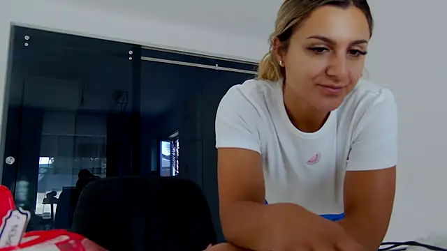 NicolePlay webcam