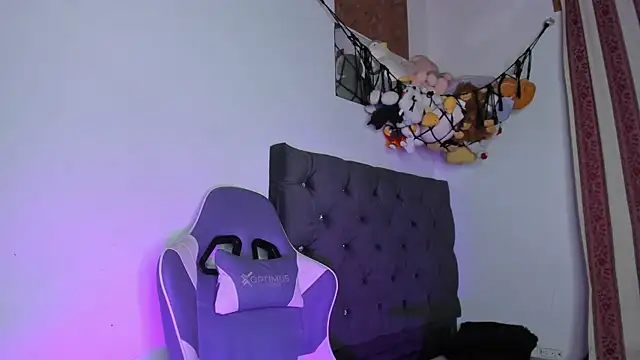 Lilithh_Kuro live cam on StripChat