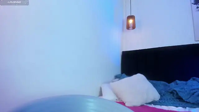 dolly_zoe live cam on StripChat