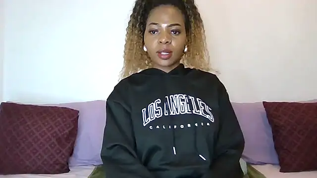 DiamondLuv29 live cam on StripChat