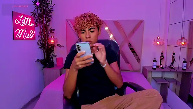 Anyelo_Twink live sex cam