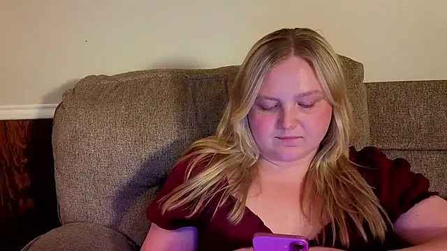 PhatAssBlond live cam on StripChat