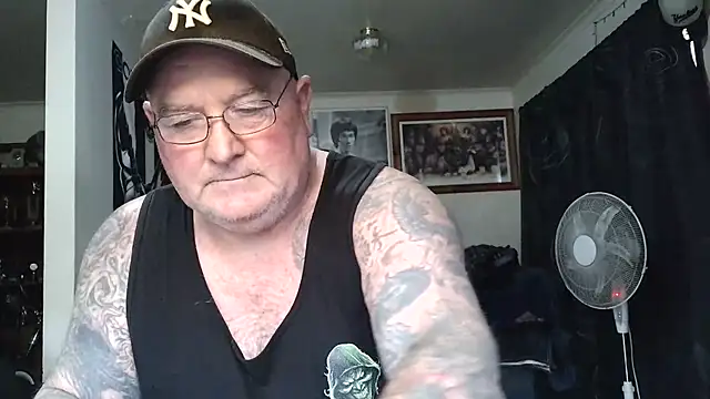 kinkyblueyes69 (M mature) - CLOTHES OFF , NAKED