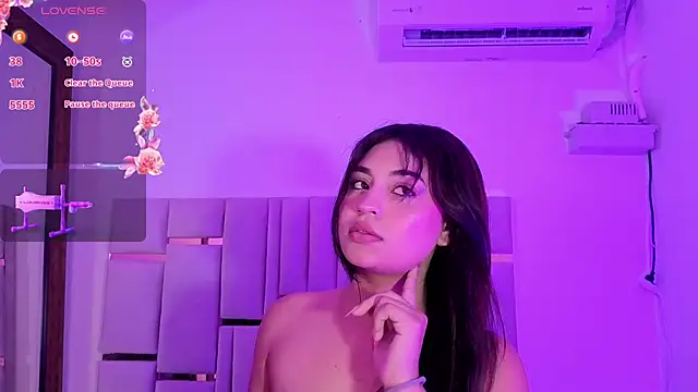 Mikaela-Banes webcam