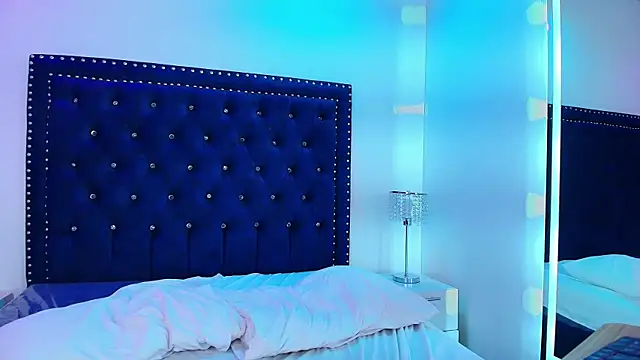 Trixy_and_jthiago webcam