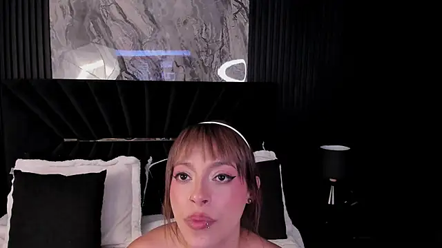 MiiaaMoonroee webcam