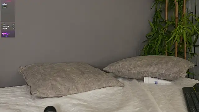 Scarlet_Cay live cam on StripChat