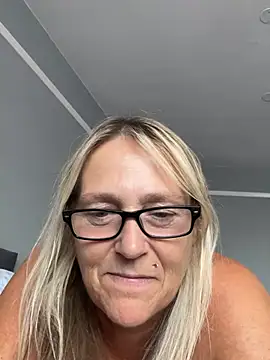 Blondnboujee53 webcam