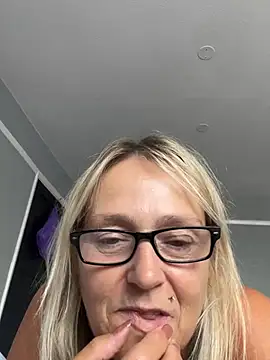 Blondnboujee53 webcam