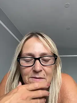 Blondnboujee53 live cam